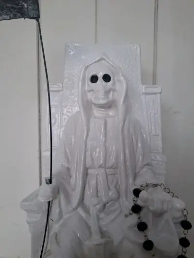 Figura de Santa Muerte Multicolor en Trono - miniatura 3