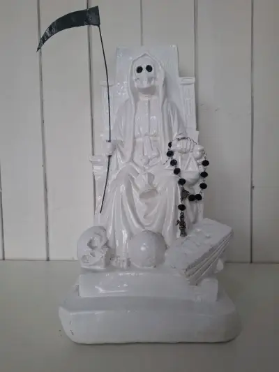 Figura de Santa Muerte Multicolor en Trono - miniatura 4