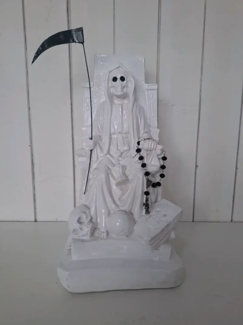 Figura de Santa Muerte Multicolor en Trono - 5