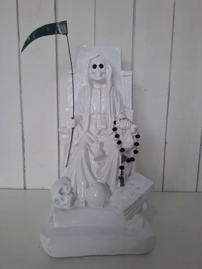 Figura de Santa Muerte Multicolor en Trono - 6