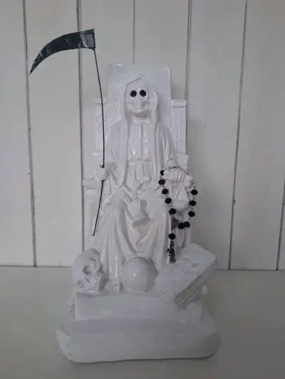 Figura de Santa Muerte Multicolor en Trono - miniatura 6