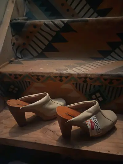 Zuecos de cuero beige con taco alto - miniatura 1