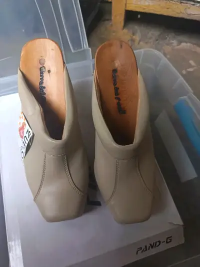 Zuecos de cuero beige con taco alto - miniatura 2