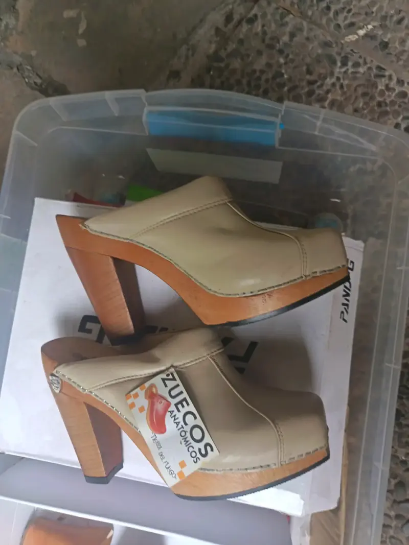 Zuecos de cuero beige con taco alto - 3