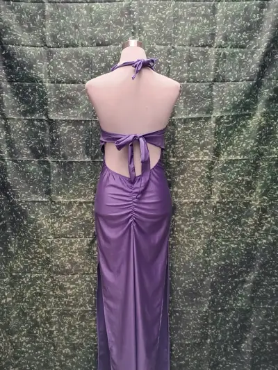 Vestido largo morado con escote profundo - miniatura 2