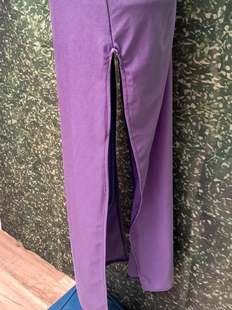 Vestido largo morado con escote profundo - 3