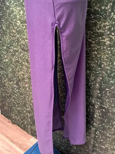 Vestido largo morado con escote profundo - miniatura 3