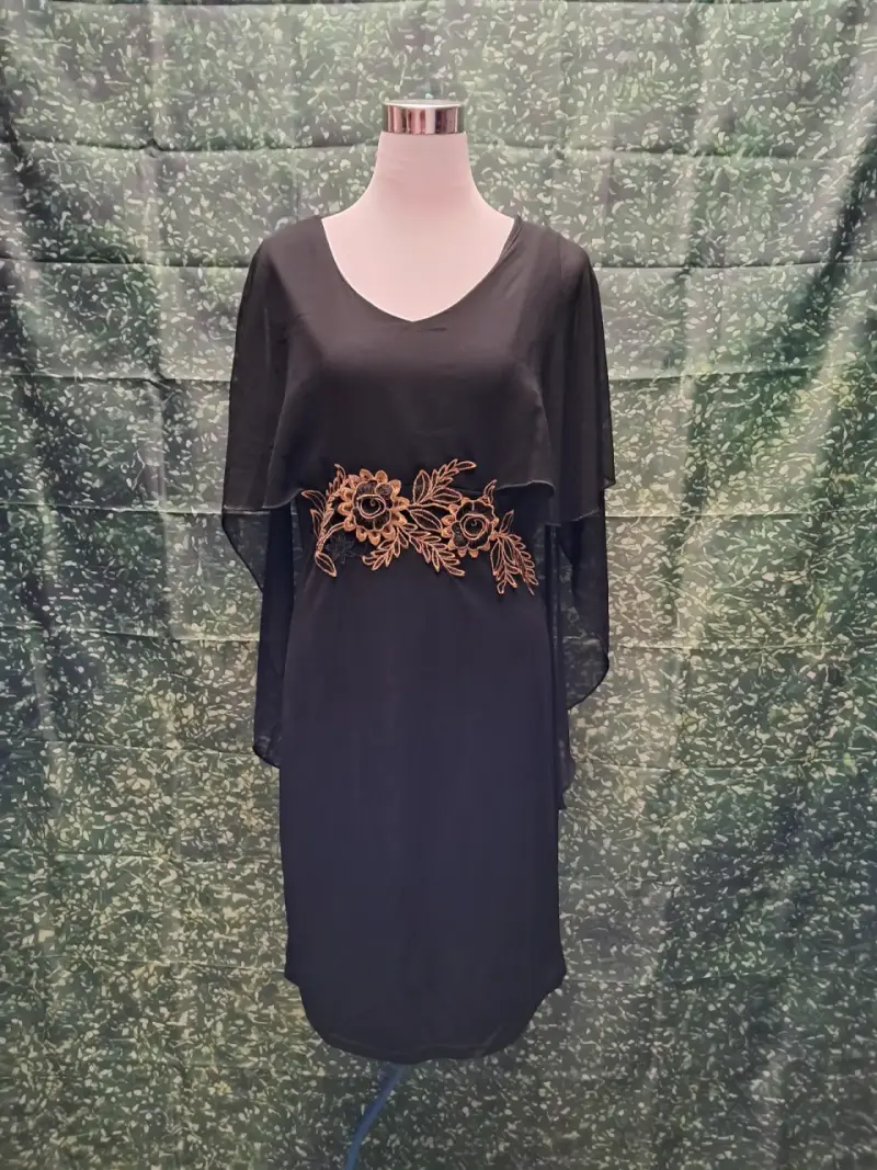 Vestido negro elegante con bordado floral - 1