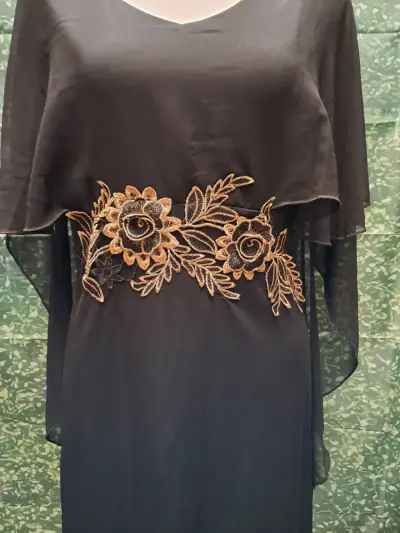 Vestido negro elegante con bordado floral - miniatura 2