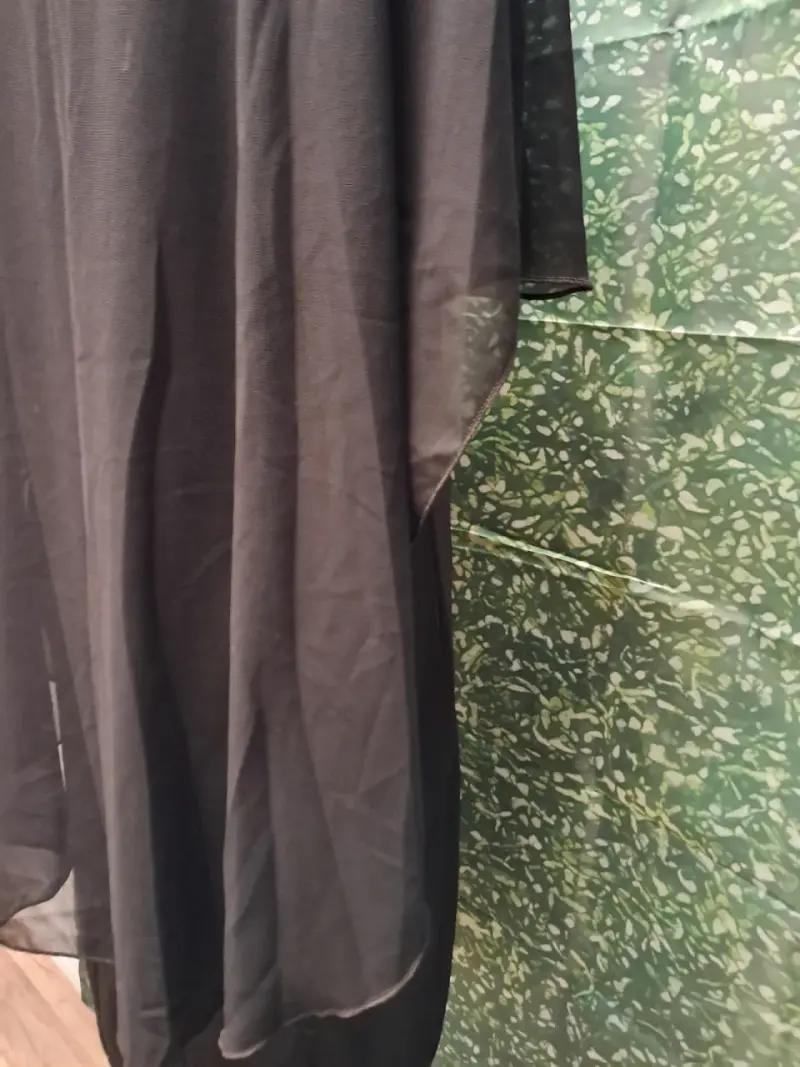 Vestido negro elegante con bordado floral - 4