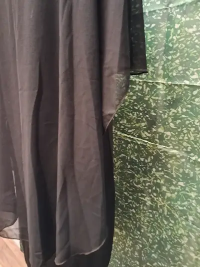 Vestido negro elegante con bordado floral - miniatura 4