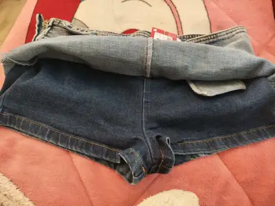 Falda de mezclilla con cinturón ajustable - miniatura 2