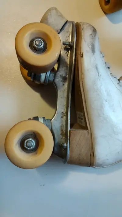 Patines de Cuatro Ruedas Blancos Usados - miniatura 1