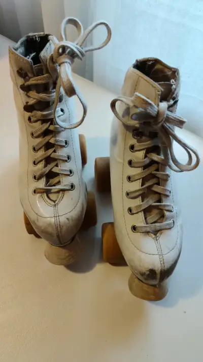 Patines de Cuatro Ruedas Blancos Usados - miniatura 3