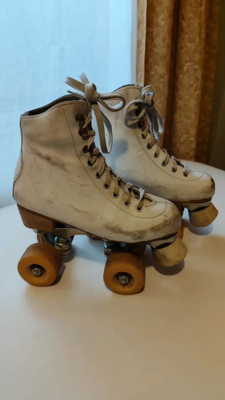 Patines de Cuatro Ruedas Blancos Usados - 4