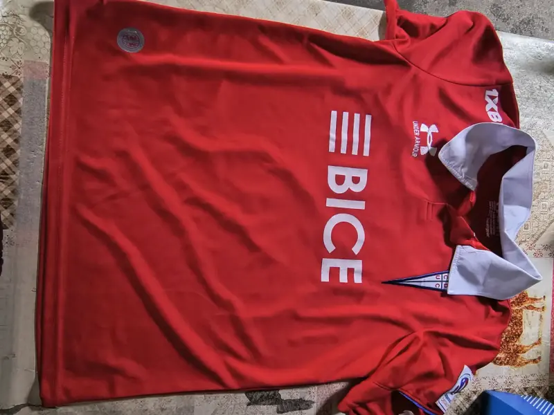 Camiseta de fútbol de la católica talla s - 2