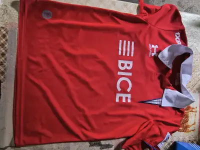 Camiseta de fútbol de la católica talla s - miniatura 2