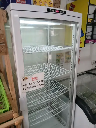 Vitrina refrigerada vertical con control digital - miniatura 1