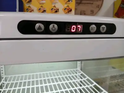 Vitrina refrigerada vertical con control digital - miniatura 3