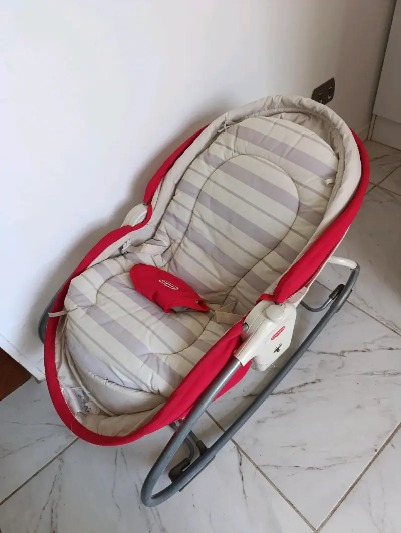 Silla mecedora para bebé roja y beige - 1