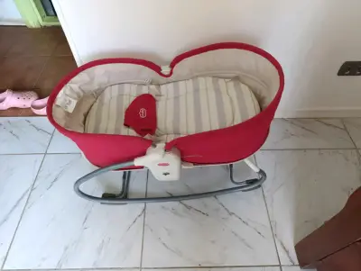 Silla mecedora para bebé roja y beige - miniatura 2