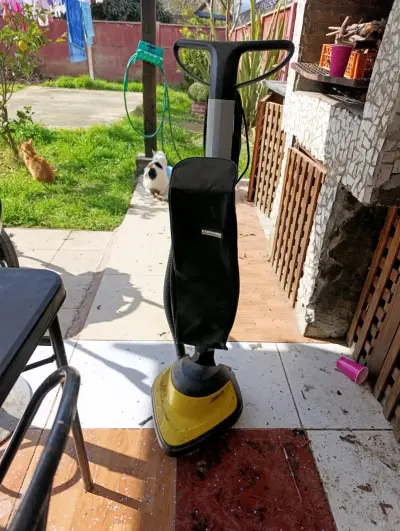 Aspiradora pulidora Karcher amarilla para pisos - miniatura 1