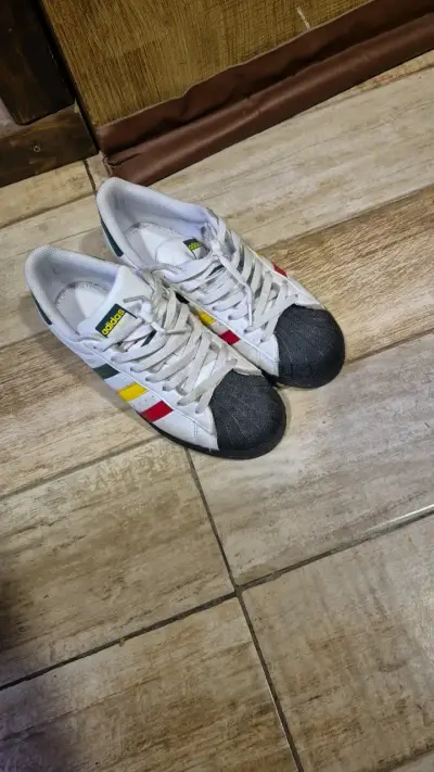 Zapatillas Adidas Superstar Blancas con Detalles de Colores - miniatura 1