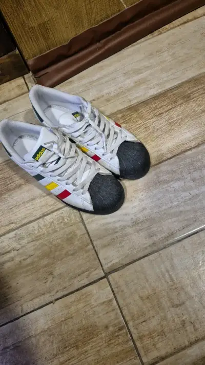Zapatillas Adidas Superstar Blancas con Detalles de Colores - miniatura 2