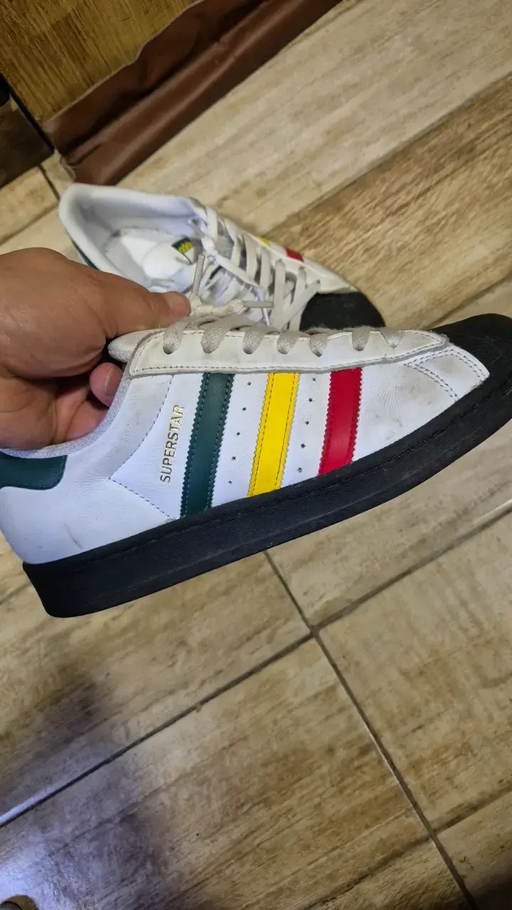 Zapatillas Adidas Superstar Blancas con Detalles de Colores - 3
