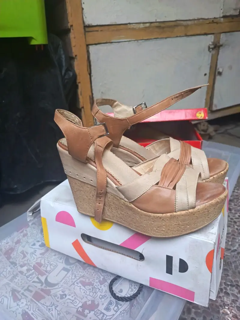 Sandalias de Cuña Beige y Marrón para Mujer