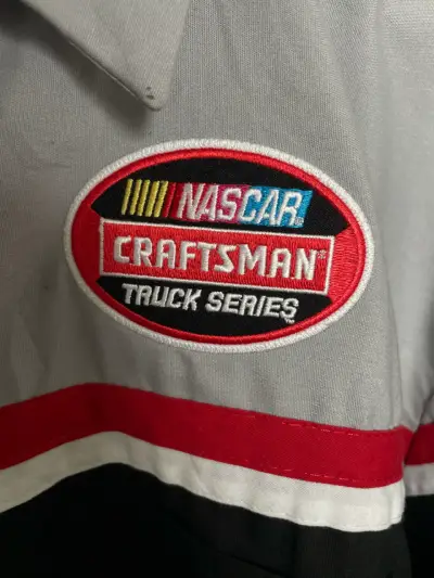 Camisa NASCAR Craftsman de hombre gris y negra - miniatura 2
