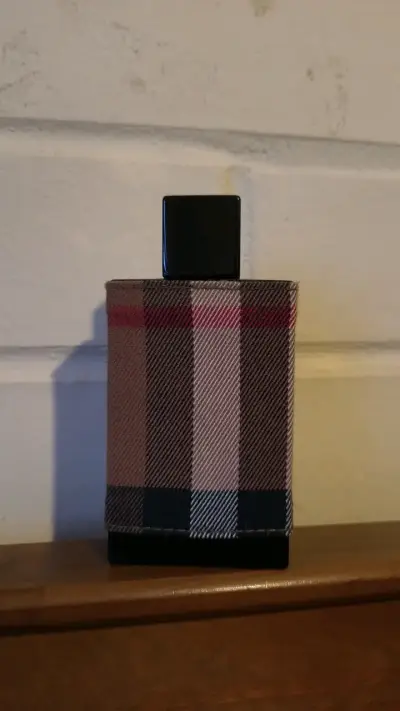 Perfume con diseño de tela a cuadros - miniatura 1