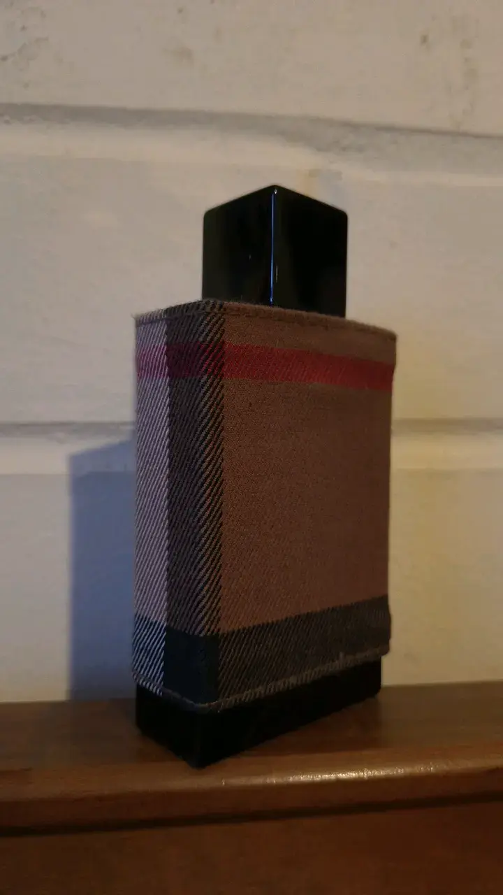 Perfume con diseño de tela a cuadros - 2