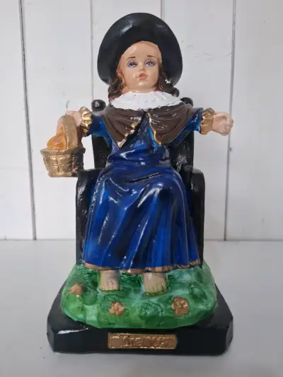 Figura decorativa de niña en silla con sombrero - miniatura 1