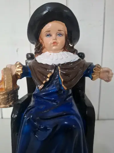 Figura decorativa de niña en silla con sombrero - miniatura 2