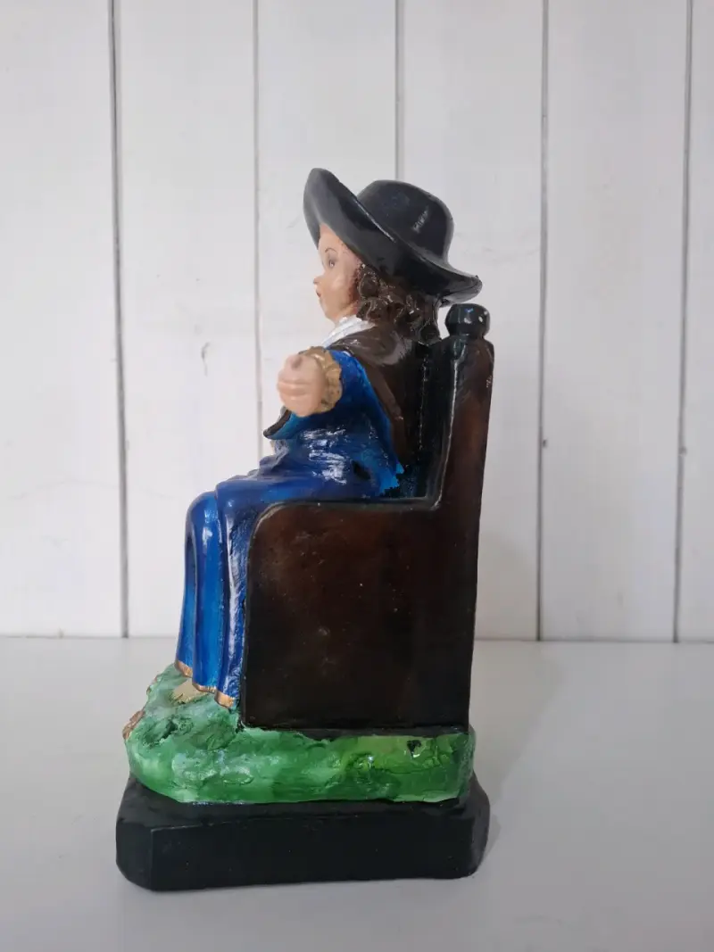 Figura decorativa de niña en silla con sombrero - 3