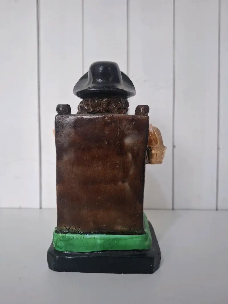 Figura decorativa de niña en silla con sombrero - 4