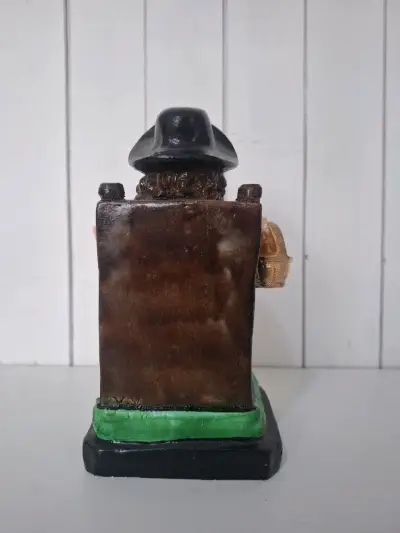 Figura decorativa de niña en silla con sombrero - miniatura 4