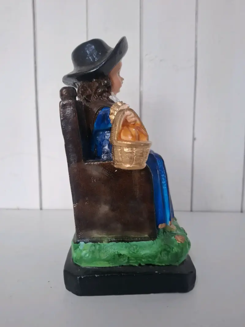 Figura decorativa de niña en silla con sombrero - 5