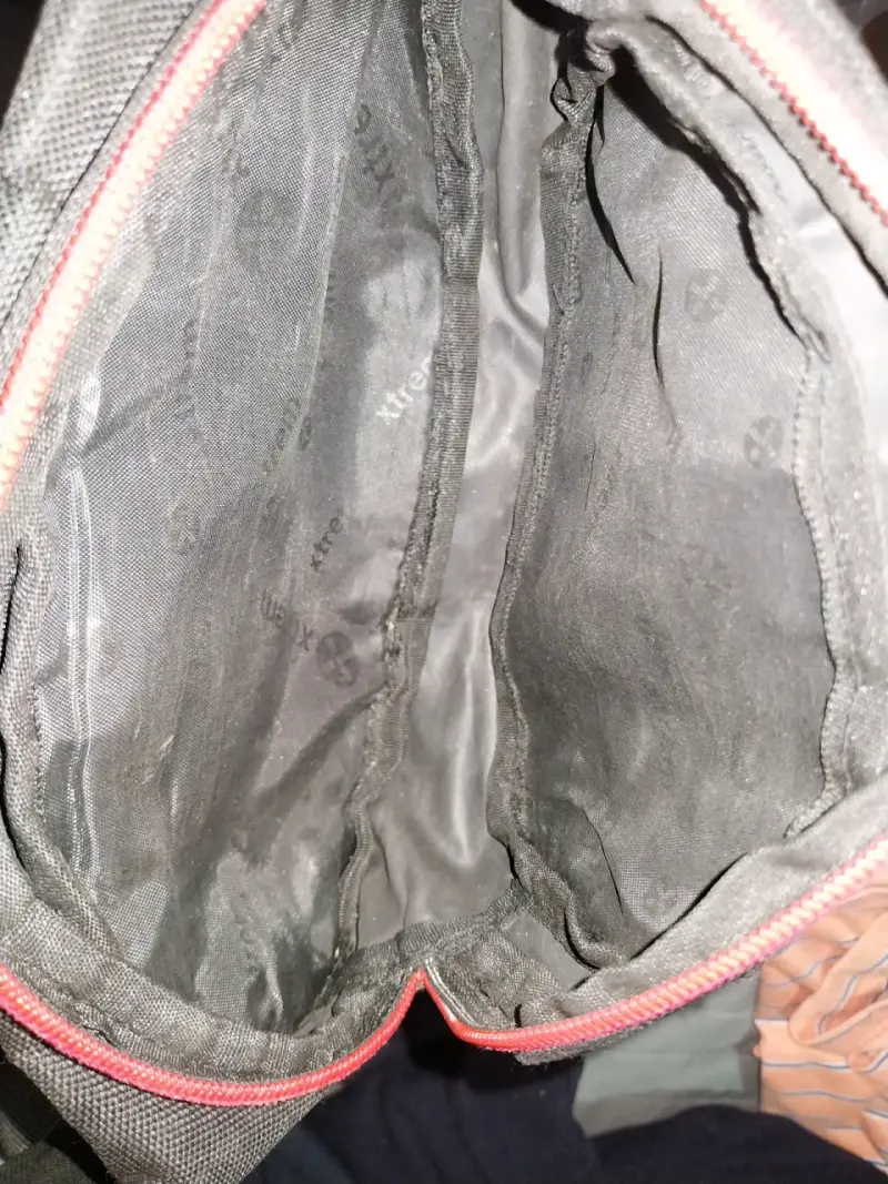 Riñonera Xtrem negra con cierre rojo - 3