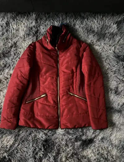 Chaqueta acolchada roja para mujer con cierre - miniatura 1