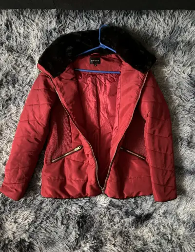 Chaqueta acolchada roja para mujer con cierre - miniatura 2
