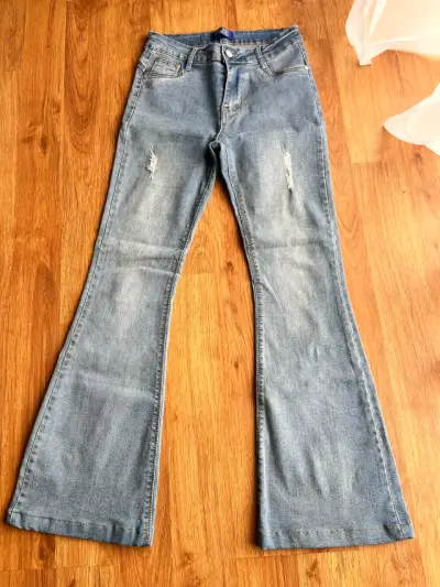 Jeans acampanados y ajustados para mujer - miniatura 1