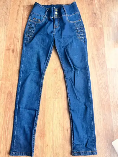 Jeans acampanados y ajustados para mujer - miniatura 2