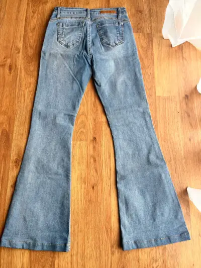 Jeans acampanados y ajustados para mujer - miniatura 3