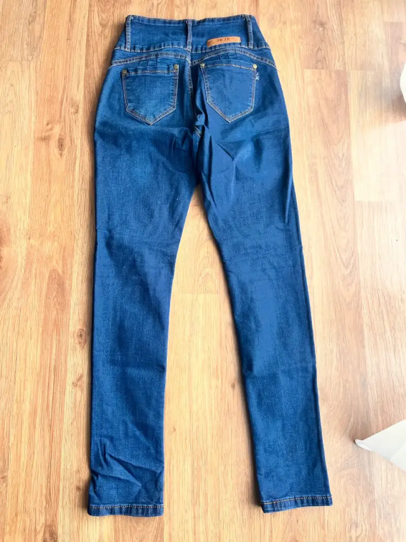 Jeans acampanados y ajustados para mujer - 4