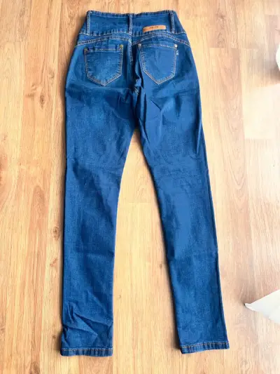 Jeans acampanados y ajustados para mujer - miniatura 4