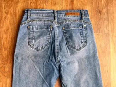 Jeans acampanados y ajustados para mujer - miniatura 5
