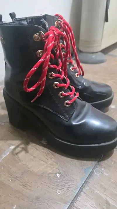 Botines negros con cordones rojos para mujer - miniatura 1