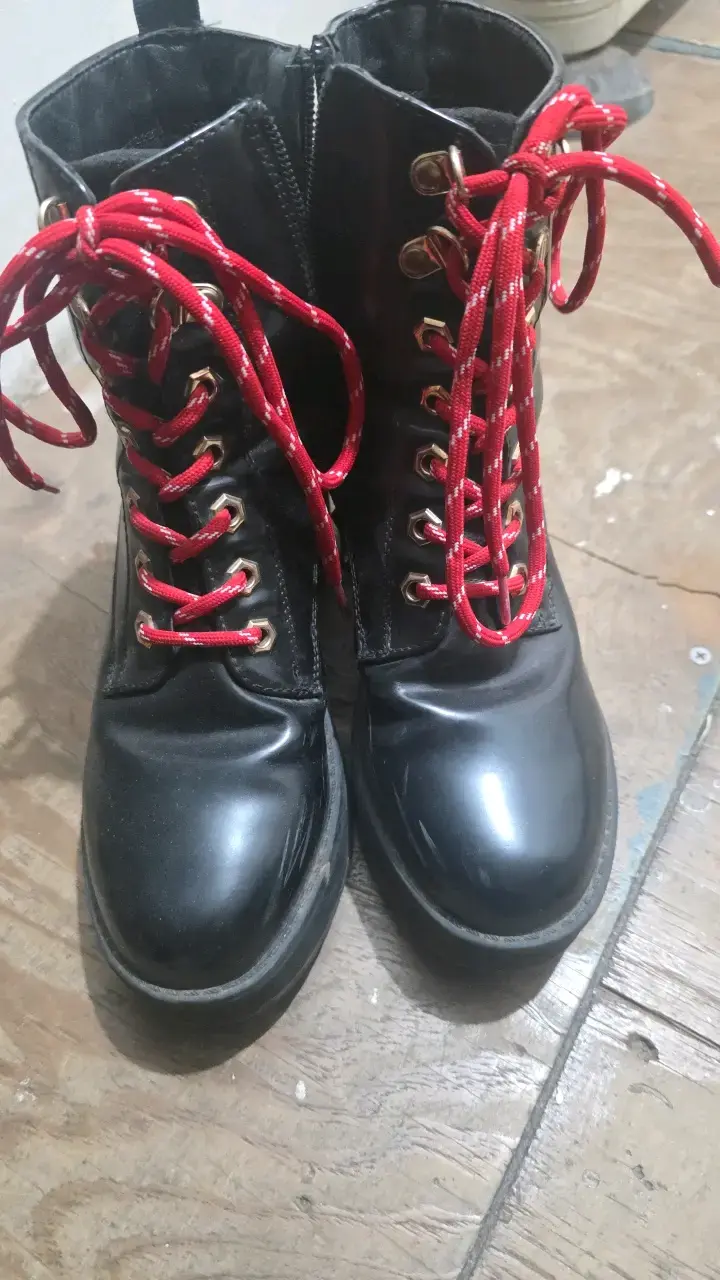 Botines negros con cordones rojos para mujer - 2